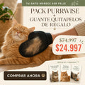 Gato siendo cepillado con el guante quitapelos